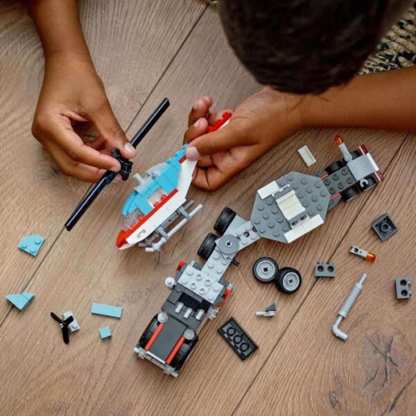 3 en 1 Camión con helicóptero, avión de Hélices, bólido y coche SUV de LEGO - Imagen 3