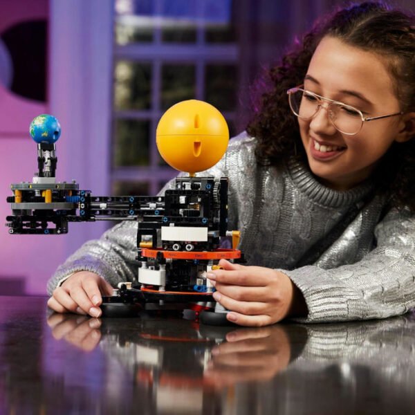 Planeta Tierra y Luna en órbita sistema Solar 526 pcs LEGO Technic - Imagen 4
